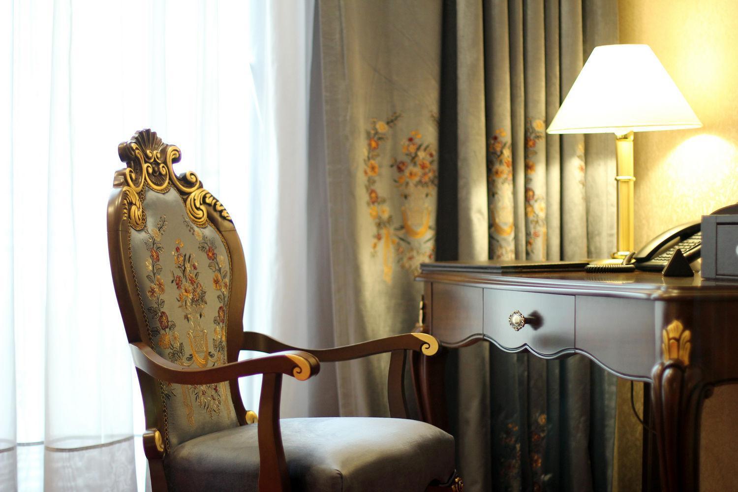 Orion Hotel Bichkek Extérieur photo A chair