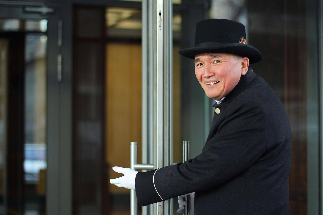 Orion Hotel Bichkek Extérieur photo A doorman at the entrance of a hotel