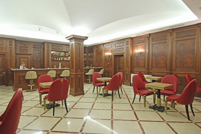 Orion Hotel Bichkek Extérieur photo The interior of the bar