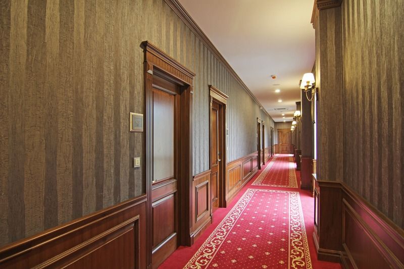 Orion Hotel Bichkek Extérieur photo A corridor in a hotel