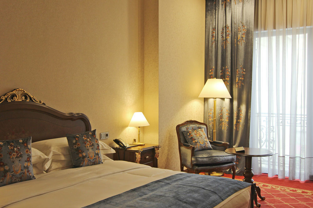 Orion Hotel Bichkek Extérieur photo A room at the hotel