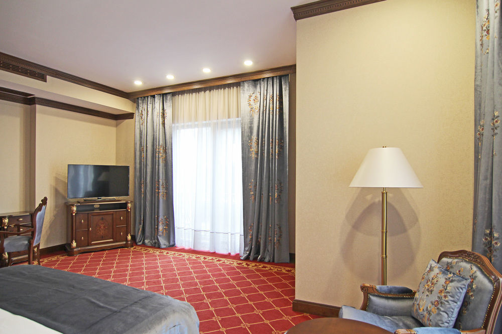 Orion Hotel Bichkek Extérieur photo A room at the hotel