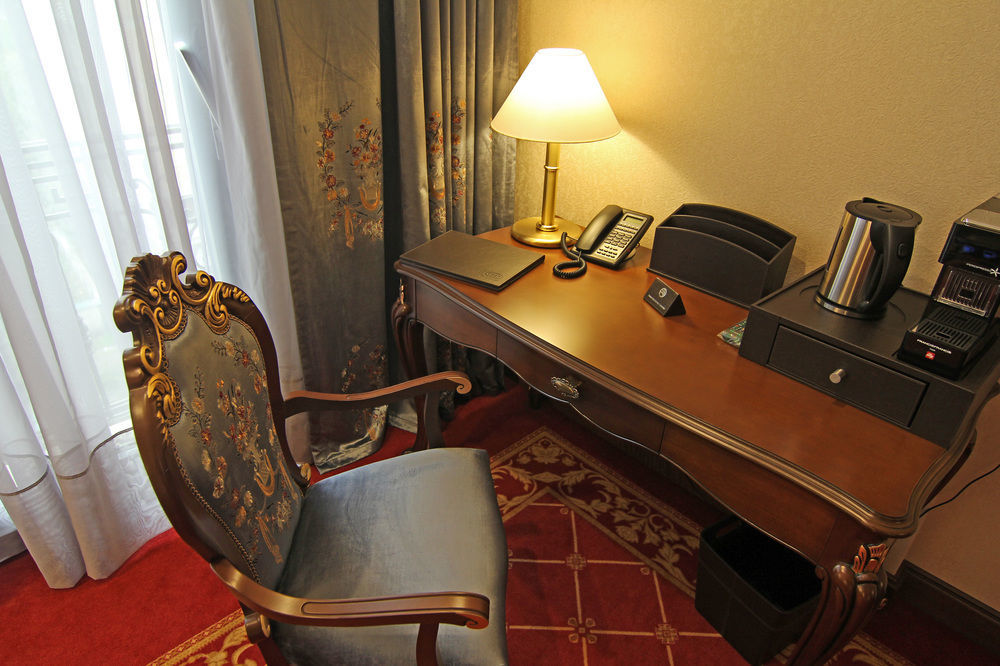 Orion Hotel Bichkek Extérieur photo A writing desk in a hotel room