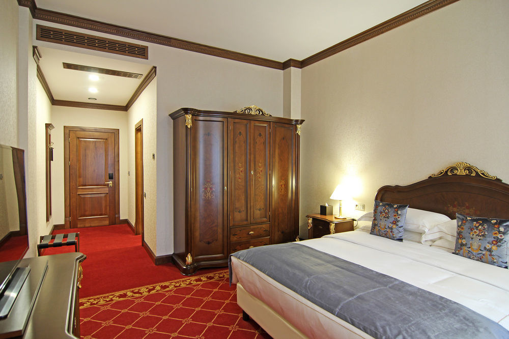 Orion Hotel Bichkek Extérieur photo A room at the Grand Hotel