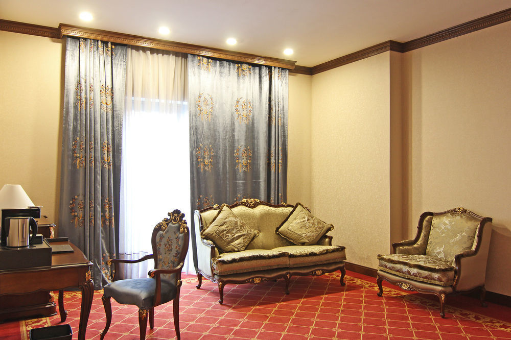 Orion Hotel Bichkek Extérieur photo A suite at the hotel