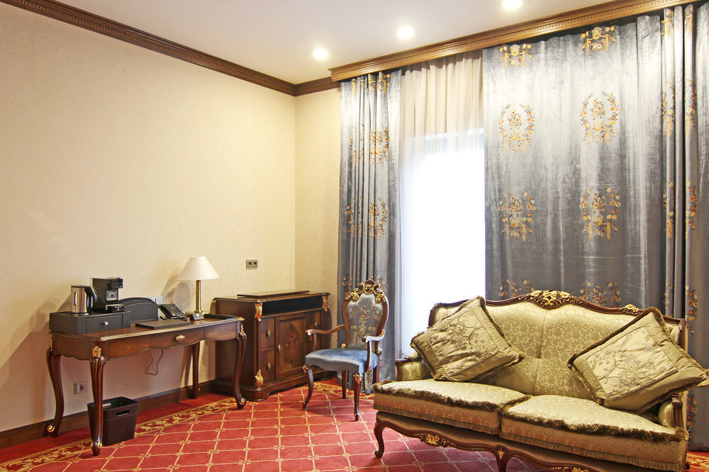 Orion Hotel Bichkek Extérieur photo A room at the hotel