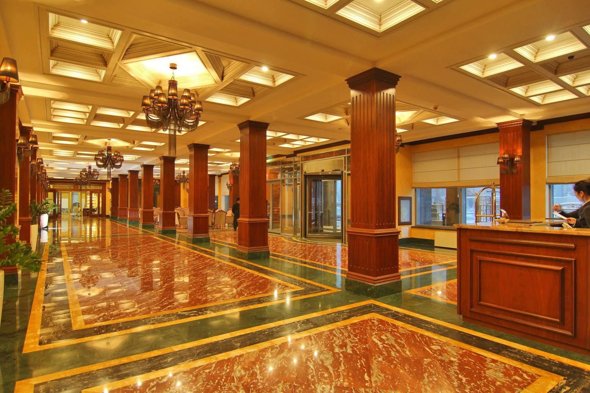 Orion Hotel Bichkek Extérieur photo Lobby