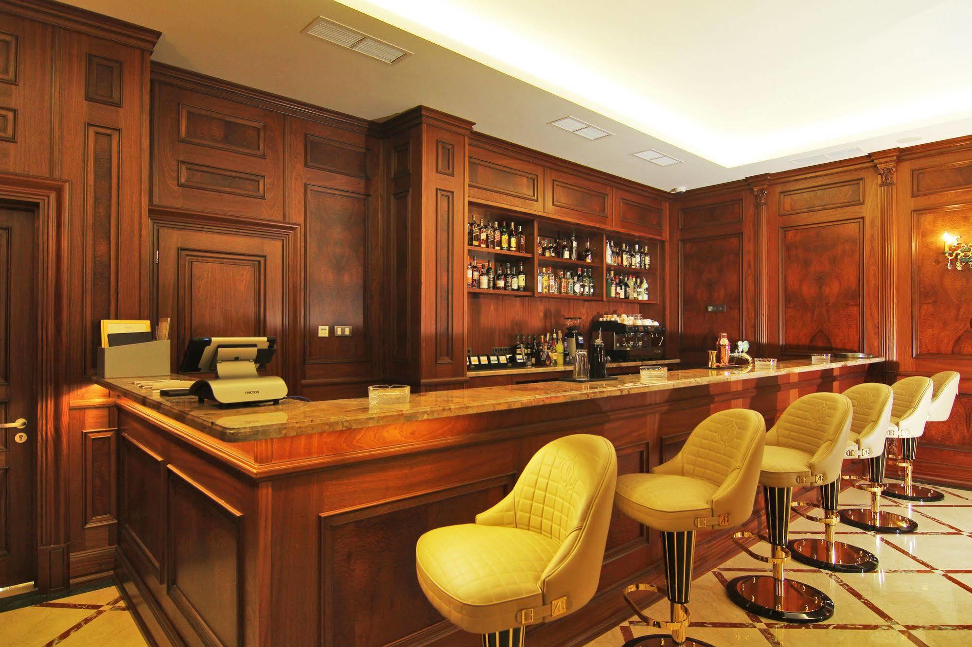 Orion Hotel Bichkek Extérieur photo The bar at the St. Regis